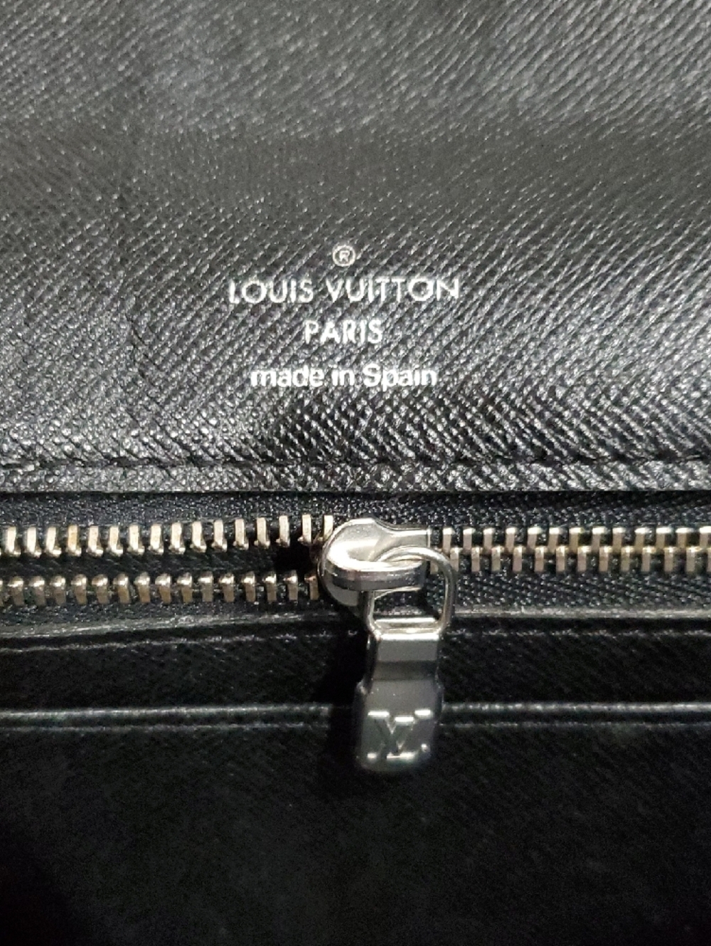 Louis Vuitton Taiga Leather Selenga Clutch with Silver-Tone Lock - Picture 9 of 17
